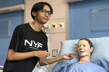 IBU SAUDARA SUMBER INSPIRASI: Encik Abdul Hafiz Abdul Gapar pula serius ingin bergelar jururawat sepenuh masa berkat galakan ibu saudaranya lantas memohon bagi kursus Diploma Kejururawatan di Politeknik Nanyang (NYP) menerusi Latihan Kemasukan Awal (EAE) kerana ingin mendekati golongan pesakit yang memerlukan. - Foto BH oleh HARYANI ISMAIL