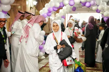 Kumpulan pertama 282 orang jemaah haji Malaysia selamat tiba di Makkah pada 14 Mei selepas enam hari di Madinah.