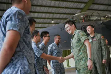 SEDIA LAPORKAN DIRI: Panglima Pasukan Pertahanan Leftenan Jeneral Melvyn Ong (dua dari kanan) bertemu anggota Perkhidmatan Negara (NSmen) aktif dan kerahan daripada skuadron 142 dan 19 Angkatan Udara Republik Singapura (RSAF) di Pangkalan Udara Paya Lebar semalam. - Foto BH oleh KUA CHEE SIONG