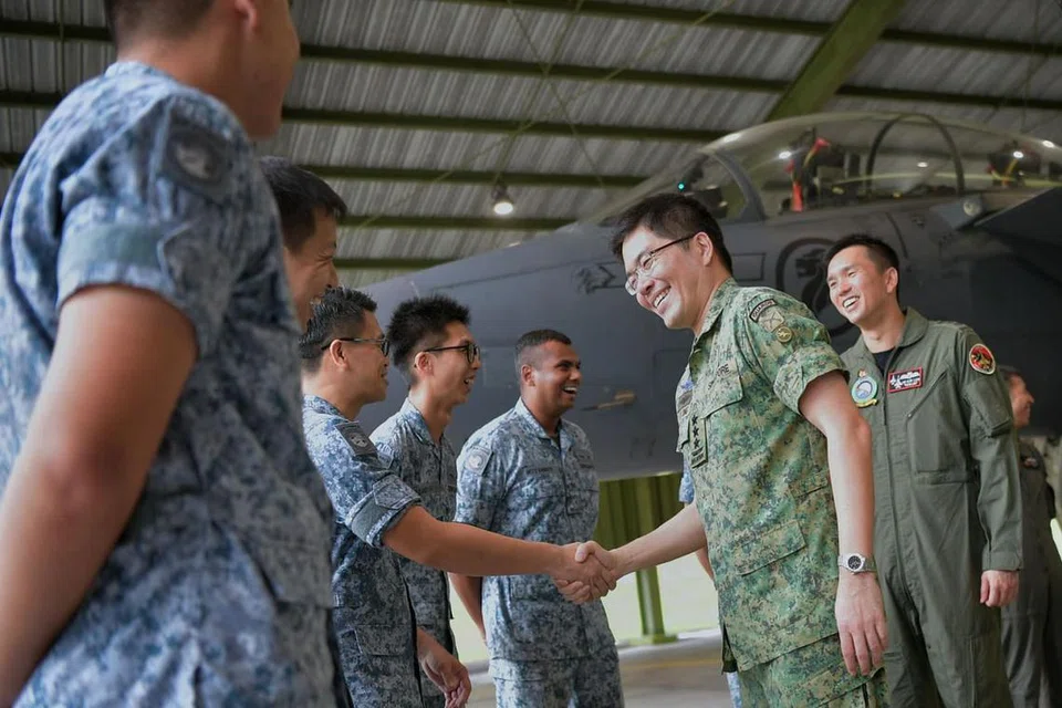 SEDIA LAPORKAN DIRI: Panglima Pasukan Pertahanan Leftenan Jeneral Melvyn Ong (dua dari kanan) bertemu anggota Perkhidmatan Negara (NSmen) aktif dan kerahan daripada skuadron 142 dan 19 Angkatan Udara Republik Singapura (RSAF) di Pangkalan Udara Paya Lebar semalam. - Foto BH oleh KUA CHEE SIONG