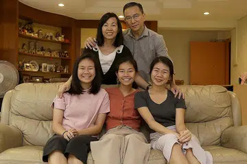 KETEKALAN BAWA KEJAYAAN: Cik Arissa (tengah depan) bersama ibu bapanya, Encik Mohd Rashid Hassan (kanan atas) dan Cik Liow Ai Ling. (Depan dari kiri) Aria Rashid, Arissa dan Arina Rashid. - Foto BH oleh A AZMI