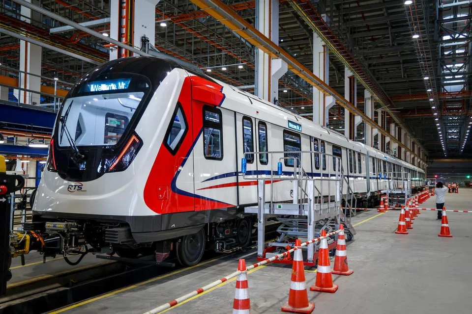 Kereta api pertama daripada lapan yang bakal beroperasi di Laluan Sistem Transit Laju (RTS Link) antara Singapura dengan Johor Bahru sudah tiba di Singapura. 