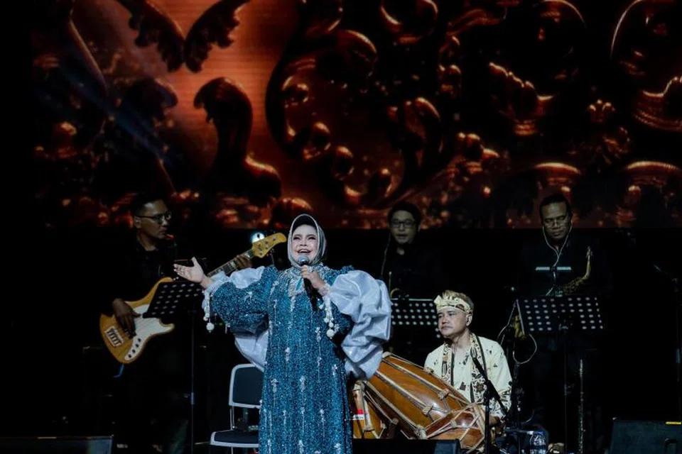 MAMPU GEGARKAN TEATER: Hetty Koes Endang dengan penuh semangat membawa penonton menyusuri jalan kenangan lagu nostalgianya.