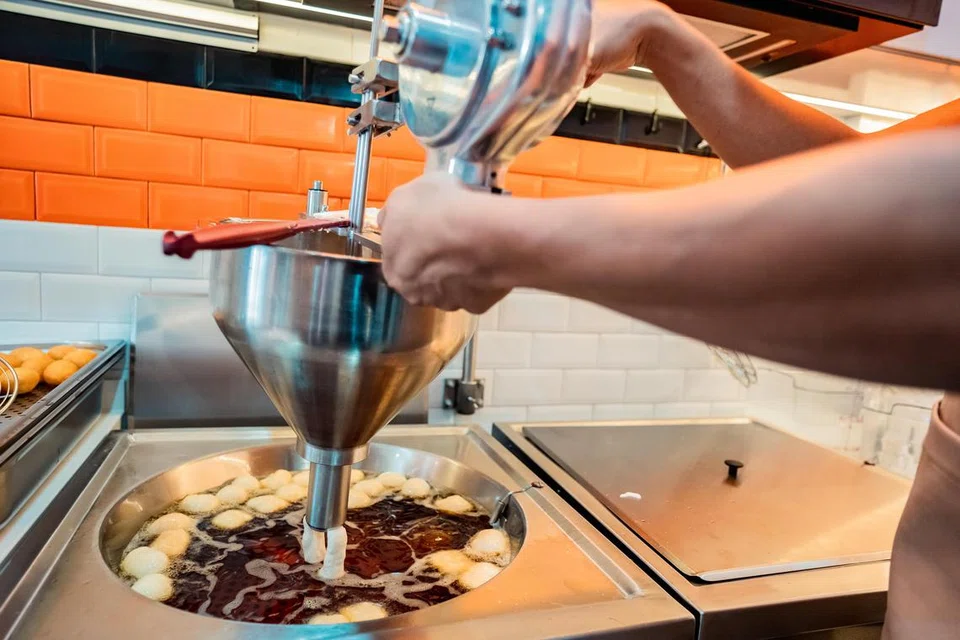 Mesin penggoreng dan penyemperit atau ‘extruder’ doh ‘loukoumades’, dibawa masuk khas dari Greece. 