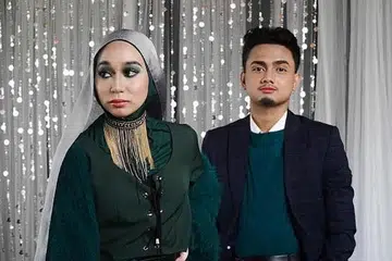 KEMBALIKAN POPULARITI 'JIKA': Nuha (kiri) dan Naufal yang menghasilkan lagu tular 'Casablanca' muncul dengan versi Arab-Melayu lagu Melly Goeslaw, 'Jika'. - Foto fail
