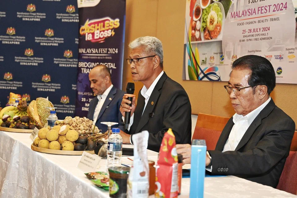 (Dari kanan) Pengarah urusan MegaXpress International, Encik Hamzah Abdullah; pengerusi Lembaga Pemasaran Pertanian Persekutuan (Fama), Encik Aminuddin Zulkipli; dan Pesuruhjaya Tinggi Malaysia, Datuk Dr Azfar Mohamad Mustafar, memberi taklimat sewaktu sidang media Festival Malaysia 2024 pada 9 Julai. 