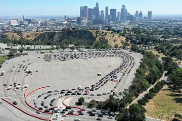 JALANI UJIAN: Pemandu berpusu-pusu mendapatkan ujian bagi Covid-19 di tempat letak kereta di Stadium Dodger di Los Angeles, California, pada 10 Julai. Negeri Amerika itu mencatat jumlah rekod kes harian Covid-19 dengan sebanyak 9,816 jangkitan baru pada 9 Julai, di tengah-tengah kenaikan bilangan pesakit yang dimasukkan ke hospital dan terkorban. - Foto AFP