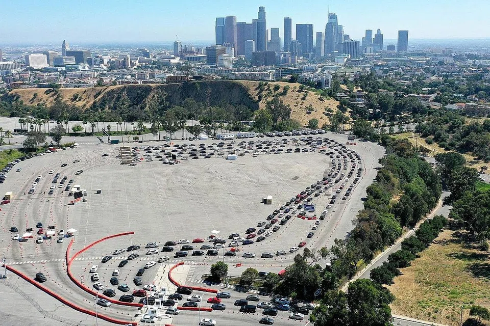 JALANI UJIAN: Pemandu berpusu-pusu mendapatkan ujian bagi Covid-19 di tempat letak kereta di Stadium Dodger di Los Angeles, California, pada 10 Julai. Negeri Amerika itu mencatat jumlah rekod kes harian Covid-19 dengan sebanyak 9,816 jangkitan baru pada 9 Julai, di tengah-tengah kenaikan bilangan pesakit yang dimasukkan ke hospital dan terkorban. - Foto AFP