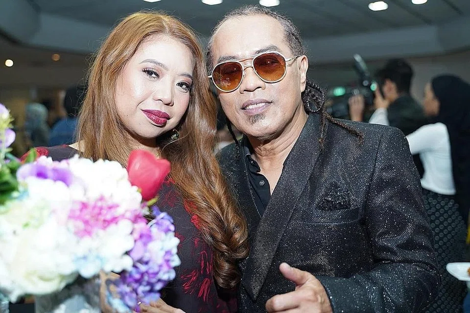 TULANG BELAKANG KEJAYAAN JATT: Jatt Ali mendapat semangat menyanyikan lagu rap 'Angguk Angguk Geleng Geleng' yang dianggap sukar daripada isterinya Norimah Zaini (Ree Zaini) meskipun Ree menganggap suaminya itu 'liat' menghafal lirik dan degil untuk berlatih. - Foto BH oleh NUR DIYANA TAHA