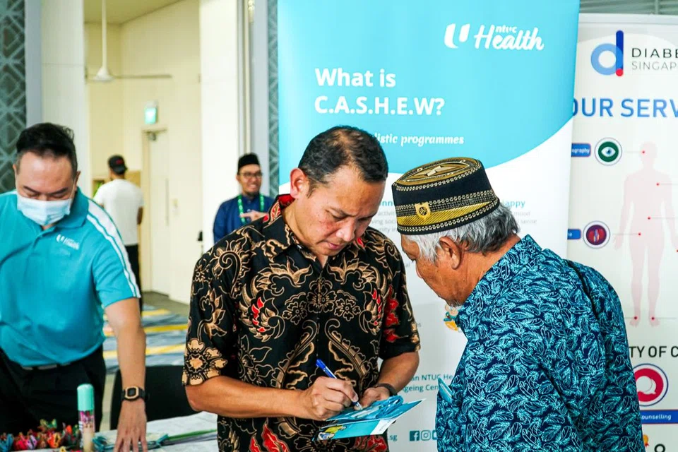 INISIATIF UNTUK WARGA EMAS: Encik Mohd Fahmi Aliman (kiri) beramah-tamah bersama Encik Samsudin Hashim, yang mengunjungi pameran kesihatan masyarakat anjuran Pertapis khusus bagi warga emas di Masjid Al-Ansar pada Jumaat. 