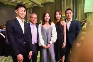 Menteri Kebudayaan, Masyarakat dan Belia, Encik Edwin Tong (dua dari kiri) bersama pemain badminton (dari kiri) Loh Kean Yew, Yeo Jia Min, Jessica Tan dan Terry Hee di malam anugerah dan gala yang diadakan  pada 19 Februari.