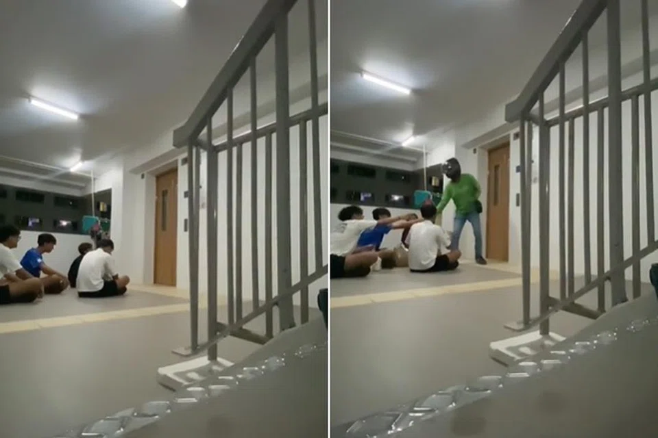 Sekumpulan remaja duduk di hadapan pintu lif di sebuah lobi lif di Bukit Batok untuk menyambut kedatangan seorang pekerja penghantaran yang ditugaskan untuk memenuhi tempahan mereka.