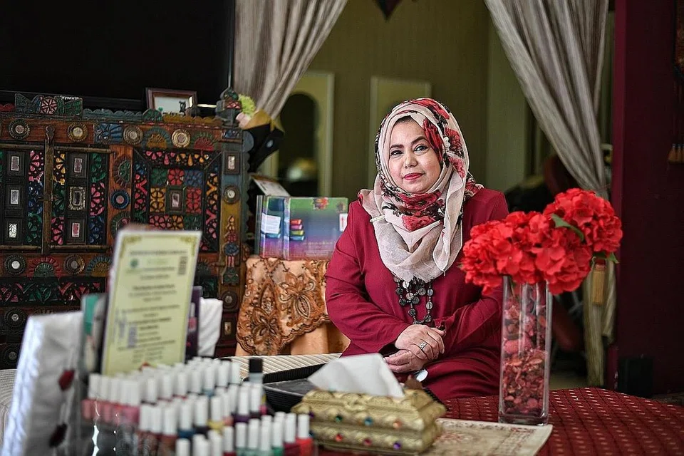 TAWAR KHIDMAT KECANTIKAN DAN KESEJAHTERAAN: Pengarah Urusan Spa Jelita, Cik Fadilah A. Majid, berkata lebih ramai wanita kini peka dan mengambil berat bukan hanya tentang kencantikan, malah kesihatan dan kesejahteraan tubuh mereka. Beliau berkata bilangan pelanggannya naik sekitar 30 peratus secara purata sejak 2014. - Foto BH oleh ARIFFIN JAMAR