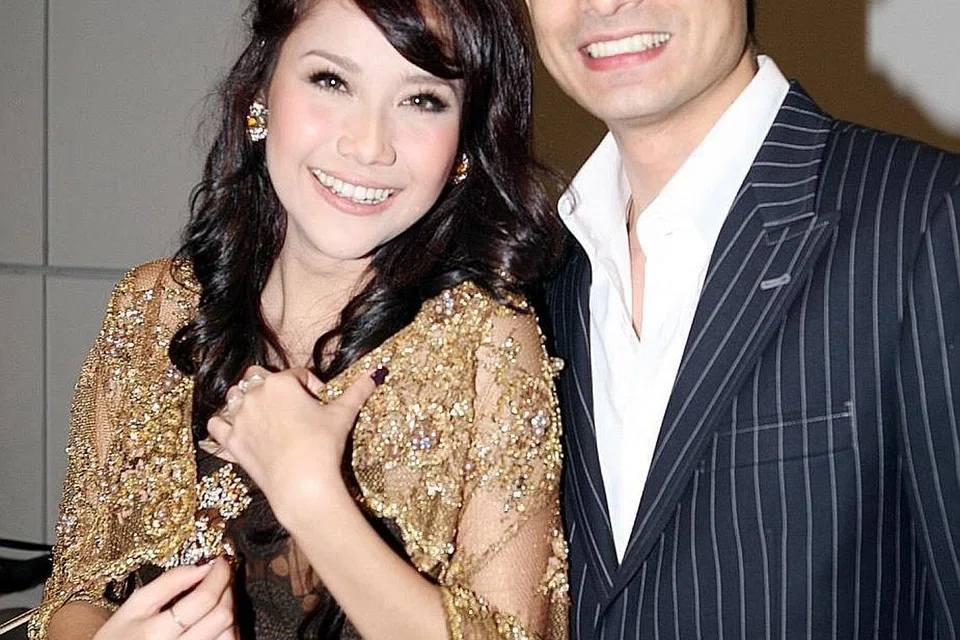 PASANGAN BAHAGIA: Pelakon dan usahawan Ashraf Sinclair bersama isterinya, pelakon, penyanyi dan pengacara Bunga Citra Lestari. Ashraf meninggal dunia pagi kelmarin dipercayai akibat serangan jantung. - Foto-foto fail