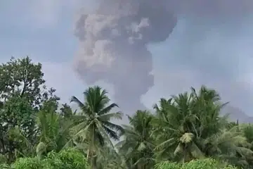 Gunung Dukono, meletus, letusan abu, vulkanik, amaran keselamatan gunung berapi
