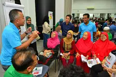 DIALOG RAPAT HARI KEBANGSAAN: Timbalan pengerusi MAEC Siglap, Encik Najib Ahmad (kiri) memimpin perbincangan dengan penduduk, disaksikan oleh penasihat pertubuhan akar umbi GRC East Coast, Dr Mohamad Maliki Osman (baju biru gelap) dan pengerusi MAEC, Encik Yacob Hussain (di kiri beliau.) - Foto KELAB MASYARAKAT SIGLAP