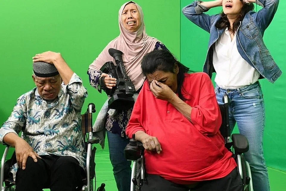 ADEGAN YANG 'KACAU': Pelawak Junaidah Noh (bertudung) dan Olyn Saleh, bersama bintang undangan, pelawak Mahadi Shor dan Ahmad Indera dari kumpulan Koosmangat (berbaju merah) menjayakan sitkom 'Tipah Tertipu'. - Foto-foto PRIHATIN SINGAPURA