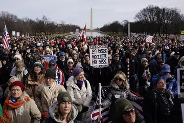 MASIH TIDAK MAHU TERIMA VAKSIN: Ribuan penunjuk perasaan antivaksin adakan bantahan di depan bangunan Memorial Lincoln, di Washington DC, walaupun vaksin didapati selamat dan berkesan kepada jutaan penduduk di seluruh dunia. - Foto EPA-EFE