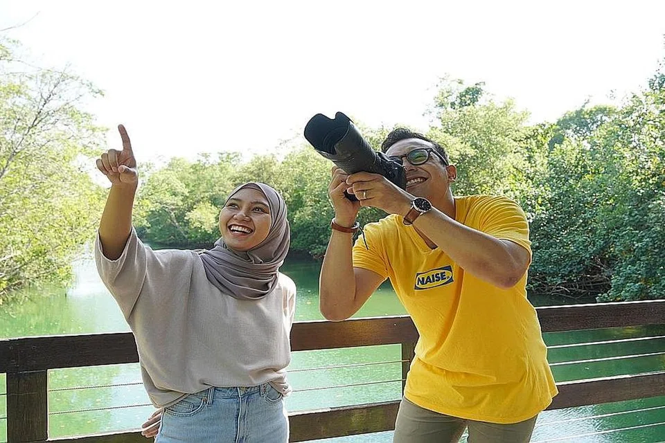 TEROKA PASIR RIS: Wartawan Harith Mustaffa dan Nur Fathin Awalludin, berjalan-jalan di estet kejiranan Pasir Ris sambil melawat kawasan alam semula jadi di sana. - Foto BM oleh NUR HUMAIRA SAJAT