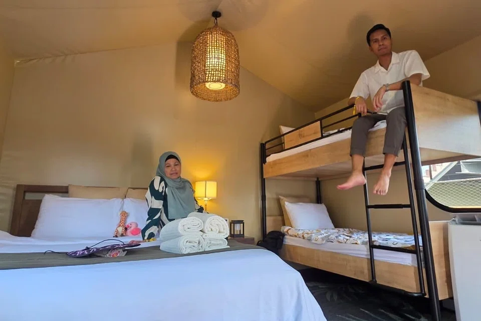Penulis, Izwandi Azman, bersamanya ibunya, Cik Salina Ahmad, menikmati keluasan khemah mereka yang boleh menampung katil bersaiz ‘queen’ dan katil dua tingkat.