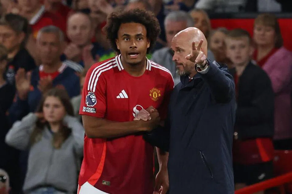 Pengurus Manchester United, Erik ten Hag (kanan), memberi arahan kepada Joshua Zirkzee semasa perlawanan Liga Perdana England menentang Fulham pada 16 Ogos.