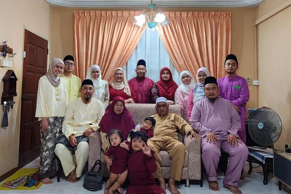 Tiga beradik, Mohammad Rashid Aziz (duduk, kanan); Mohammad Nizam Aziz (duduk, kiri), dan Mohammad Hanif Aziz (berdiri, tengah), mengimbangi tanggungjawab keluarga masing-masing dengan keperluan mendesak untuk menampung kos rawatan bagi ayah mereka, Encik Aziz Shariff (duduk, dua dari kanan). Isterinya, Allahyarham Ustazah Zaleha Maksum (duduk, dua dari kiri) meninggal dunia pada 1 Jun.