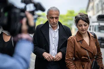DIDAKWA: Encik Tariq Ramadan dilihat di luar mahkamah Swiss bersama peguamnya. - Foto AFP