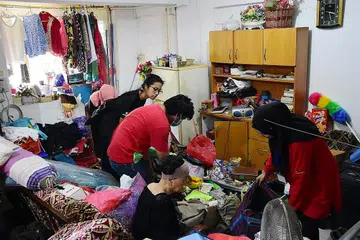 MENYEBARKAN RAHMAH: Sempena Ramadan, golongan belia giat mengemas rumah sewa satu bilik warga tua di daerah Bedok Sabtu lalu melalui Projek EMPATi. - Foto MUHAMMAD HANAFI RAHMAT