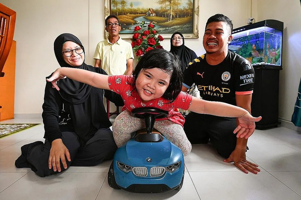 DEMI INSAN TERSAYANG: Encik Shaiful (kanan) akui berasa lega setelah semua anggota keluarganya yang layak mendapat suntikan vaksin termasuk (dari kiri) bapanya Encik Tajril; ibunya Cik Jamaliah; dan isteri Cik Mulyati dapat melengkapkan vaksinasi mereka. Antara dorongan utama mereka sekeluarga adalah demi melindungi anak Encik Shaiful, Auji Thaqeefah (tengah), lima tahun yang masih belum boleh menerima vaksinasi. - Foto BM oleh LIM YAOHUI