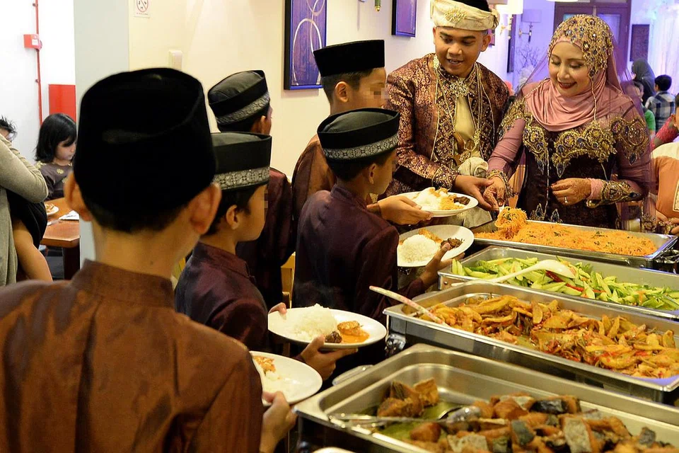 BERKONGSI KEGEMBIRAAN: Cik Hairina Abu Bakar bersama suaminya, Encik Mar Yanto Ahmad, dengan besar hati menjemput kanak-kanak dari rumah Kanak-Kanak Pertapis menghadiri majlis perkahwinan mereka. - Foto ZAINAL YAHYA