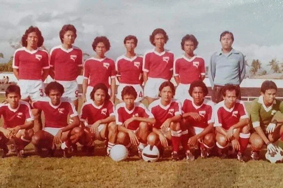 Bekas jurulatih penjaga gawang nasional, Allahyarham Khairullah Abdullah (berdiri, kanan), pernah bermain dan membimbing bekas pemain bola sepak nasional, termasuk Fandi Ahmad (depan, lima dari kanan). Ini semasa mereka bersama pasukan Melayu Singapura, Guthrie dan Geylang International FC.