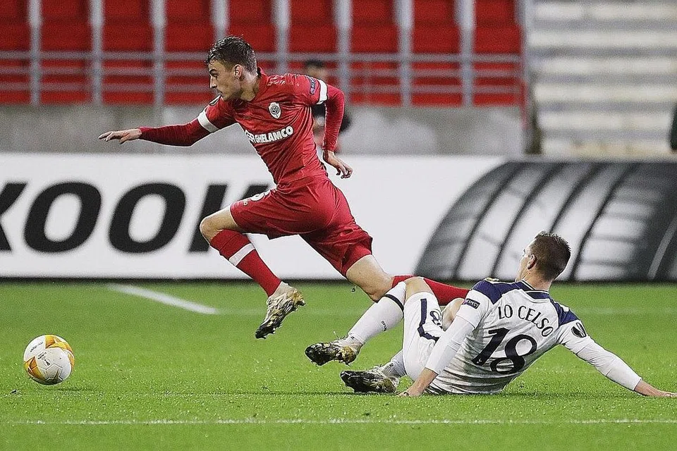 SPURS TEWAS: Pemain Royal Antwerp Pieter Gerkens (kiri) melepasi pemain Tottenham Hotspurs Giovani Lo Celso semasa perlawanan kumpulan J Liga Europa UEFA di Antwerp, Belgium. - Foto EPA-EFE