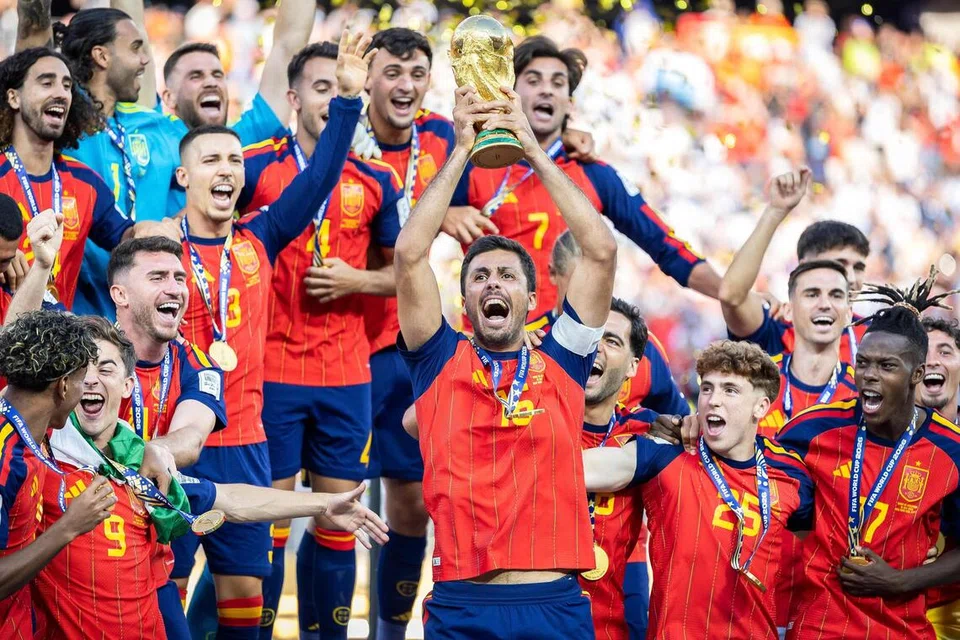 Rodri (tengah) menjulang trofi Piala Dunia 2026. Beliau memimpin Sepanyol untuk memenangi trofi Piala Dunia kedua semasa kejohanan yang berlangsung dari 11 Jun hingga 19 Julai 2026.