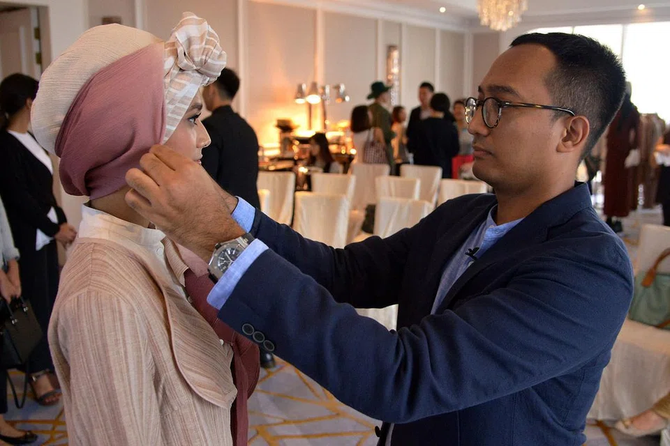 KONGSI PANDUAN MENGGAYA PAKAIAN: Encik Furqan Saini menunjukkan cara menggayakan koleksi musim luruh/sejuk 2016 Uniqlo x Hana Tajima yang dilancarkan baru-baru ini. - Foto-foto SHAKIR SAIFUDDIN