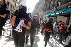 BANTAH KEGANASAN POLIS: Penunjuk perasaan berarak menentang keganasan polis beberapa hari selepas anggota polis rusuhan menendang penunjuk perasaan di kepala, ketika berdemonstrasi menentang kematian warga Amerika Syarikat berkulit hitam, Encik George Floyd, di Minneapolis, pada 29 Mei lalu. Bantahan semalam berlangsung di Giovanni Lopez, Mexico City, Mexico.