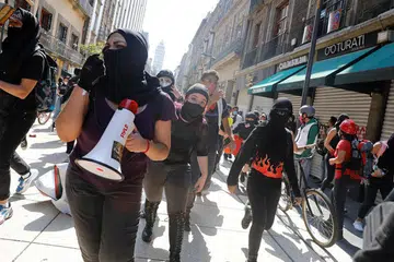 BANTAH KEGANASAN POLIS: Penunjuk perasaan berarak menentang keganasan polis beberapa hari selepas anggota polis rusuhan menendang penunjuk perasaan di kepala, ketika berdemonstrasi menentang kematian warga Amerika Syarikat berkulit hitam, Encik George Floyd, di Minneapolis, pada 29 Mei lalu. Bantahan semalam berlangsung di Giovanni Lopez, Mexico City, Mexico.