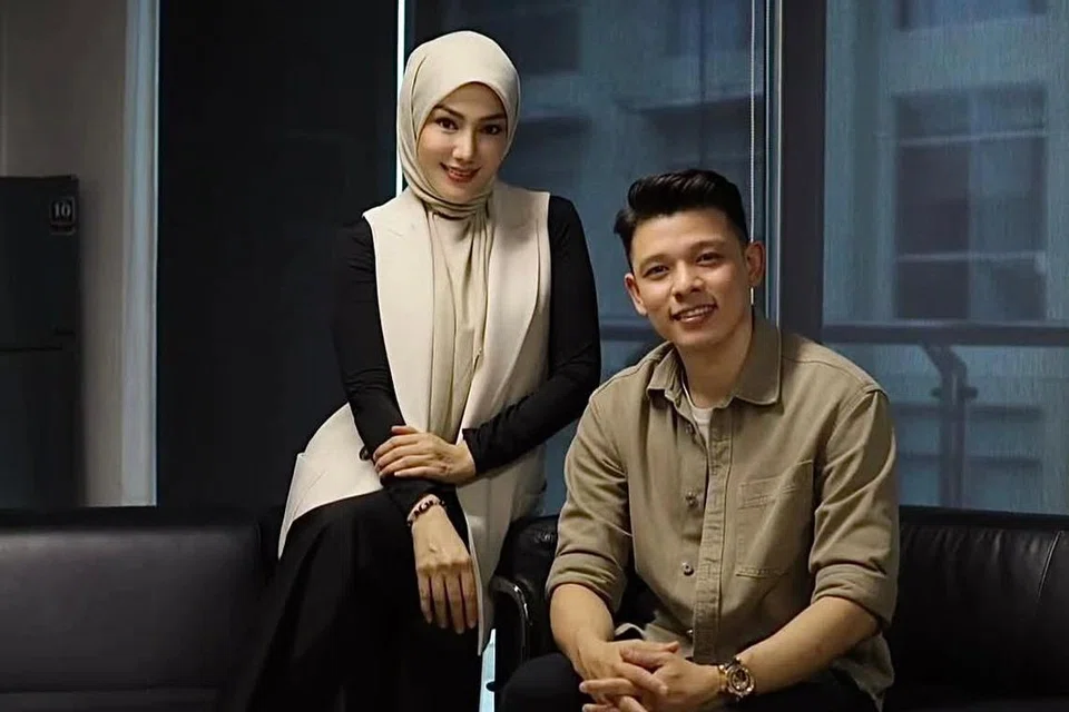 Lagu duet, ‘Jika Masih Ada’ dendangan Erra Fazira (kiri) dan Hady Mirza (kanan), dijadikan runut bunyi bagi drama, ‘Nikmat Hanya Sesaat’, yang sedang ditayangkan di saluran Slot Samarinda, TV3.