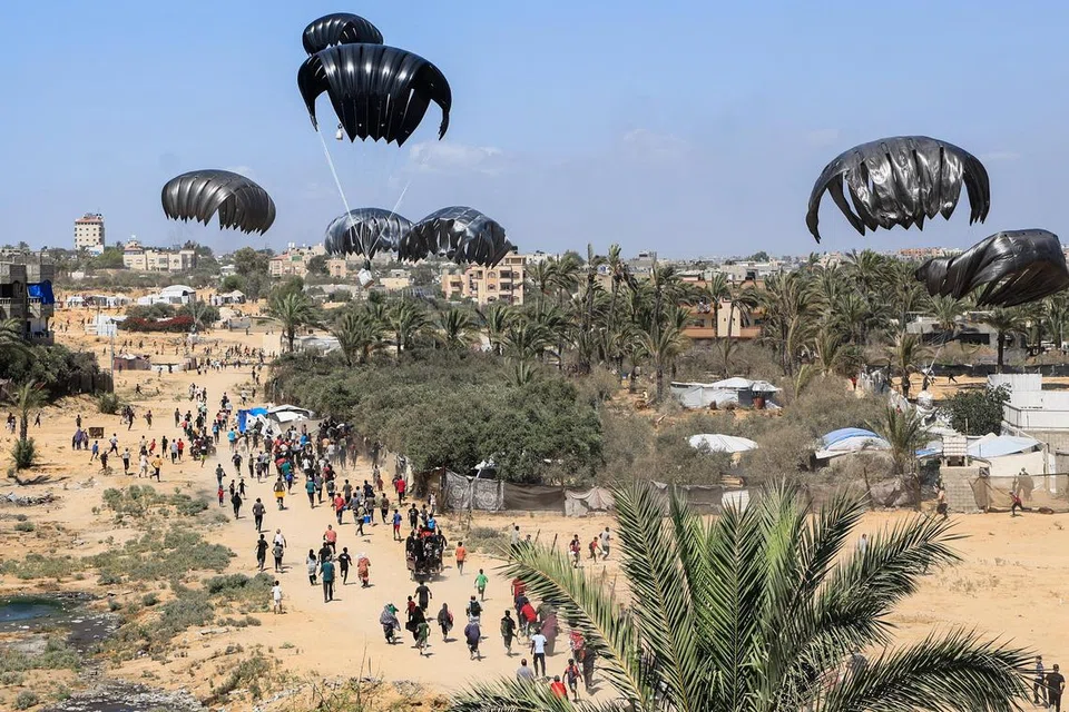 Bungkusan-bungkusan makanan diterjunkan menerusi udara di tengah Jaluran Gaza bagi membantu mengurang masalah kebuluran yang dihadapi penduduk Palestin  pada 31 Julai 2025.