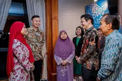 DETIK PENCAPAIAN 2022: Berita Harian, yang menyambut ulang tahun ke-65 pada 2022, telah menyampaikan Anugerah Jauhari kepada Profesor Madya Hadijah Rahmat (tiga dari kiri); Anugerah Jauhari Harapan kepada Encik Lee Syafiq Muhd Ridzuan Lee (dua dari kiri); dan Anugerah Jauhari Pencapaian Sepanjang Hayat kepada Encik Yusnor Ef, yang diwakili anaknya Cik Reeta Mohamed Noor (kiri). Bersama mereka ialah Timbalan Perdana Menteri, Encik Lawrence Wong (dua dari kanan), Editor Berita Harian, Encik Saat A. Rahman (kanan) serta Timbalan Ketua Pegawai Eksekutif (CEO) Kumpulan dan CEO Perniagaan Runcit FairPrice Group, Cik Elaine Heng (empat dari kiri). - Foto BM oleh NUR DIYANA TAHA 