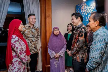 DETIK PENCAPAIAN 2022: Berita Harian, yang menyambut ulang tahun ke-65 pada 2022, telah menyampaikan Anugerah Jauhari kepada Profesor Madya Hadijah Rahmat (tiga dari kiri); Anugerah Jauhari Harapan kepada Encik Lee Syafiq Muhd Ridzuan Lee (dua dari kiri); dan Anugerah Jauhari Pencapaian Sepanjang Hayat kepada Encik Yusnor Ef, yang diwakili anaknya Cik Reeta Mohamed Noor (kiri). Bersama mereka ialah Timbalan Perdana Menteri, Encik Lawrence Wong (dua dari kanan), Editor Berita Harian, Encik Saat A. Rahman (kanan) serta Timbalan Ketua Pegawai Eksekutif (CEO) Kumpulan dan CEO Perniagaan Runcit FairPrice Group, Cik Elaine Heng (empat dari kiri). - Foto BM oleh NUR DIYANA TAHA 