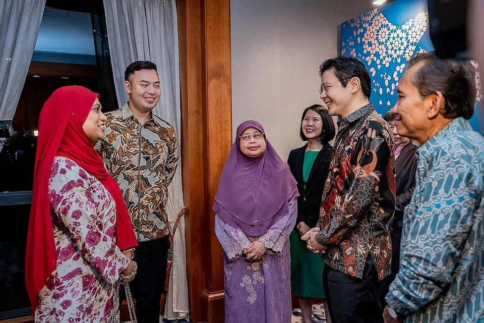 BERAMAH-TAMAH: Encik Wong (dua dari kanan) berinteraksi dengan pemenang, Profesor Madya Hadijah Rahmat (tiga dari kiri); Encik Lee Syafiq Muhd Ridzuan Lee (dua dari kiri); dan Cik Reeta Mohamed Noor yang mewakili ayahnya, Encik Yusnor Ef (kiri), sambil disaksikan oleh Editor Berita Harian, Encik Saat A. Rahman (kanan) dan Timbalan Ketua Pegawai Eksekutif (CEO) Kumpulan dan CEO Perniagaan Runcit FairPrice Group, Cik Elaine Heng (empat dari kiri).
