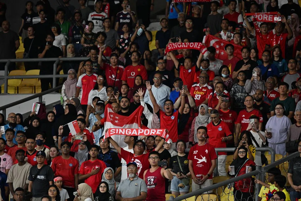 Walaupun sekitar 300 penyokong Singapura sampai lewat ke perlawanan Piala AFF Mitsubishi Electric, di mana Singapura menentang Malaysia pada 20 Disember, kegembiraan dapat dirasakan apabila Singapura layak ke pusingan separuh akhir selepas seri 0-0. 
