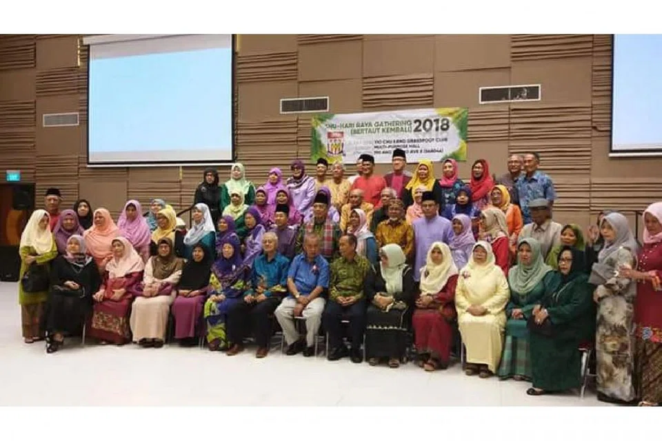 PERKUKUH PERSAHABATAN: Alumni Sekolah Menengah Sang Nila Utama (SNU) berpeluang mengeratkan persahabatan yang dijalin sejak di bangku sekolah. Alumni SNU (gambar atas) yang hadir di majlis perjumpaan Hari Raya di The Grassroots Club baru-baru ini tidak melepaskan peluang bergambar beramai-ramai. - Foto ihsan JAWATANKUASA PENGANJUR SNU2018