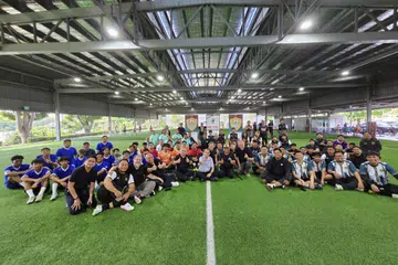 Lebih 150 pemain berkumpul di gelanggang futsal di Yishun Central untuk menyertai pertandingan bola sepak pada 6 Disember demi memupuk gaya hidup sihat dan bebas dadah melalui sukan. Pemangku Menteri Bertanggungjawab bagi Ehwal Masyarakat Islam merangkap Menteri Negara Kanan (Ehwal Dalam Negeri), Profesor Madya Dr Muhammad Faishal Ibrahim (baris depan, lima dari kiri) turut sertai acara tahunan itu. 