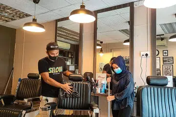 BERSIHKAN KEDAI: Demi meyakinkan pelanggan, kerja pembersihan sudah pun dilakukan di kedai gunting Feed The Barber, untuk menerima pelanggan. Menurut pemilik bersama kedai itu, Cik Nur Irfarhanah Rostam, mereka telah menggunakan media sosial untuk menerangkan kepada pelanggan langkah-langkah pencegahan yang diambil demi mengekalkan standard kebersihan di kedai itu. - Foto FEED THE BARBER