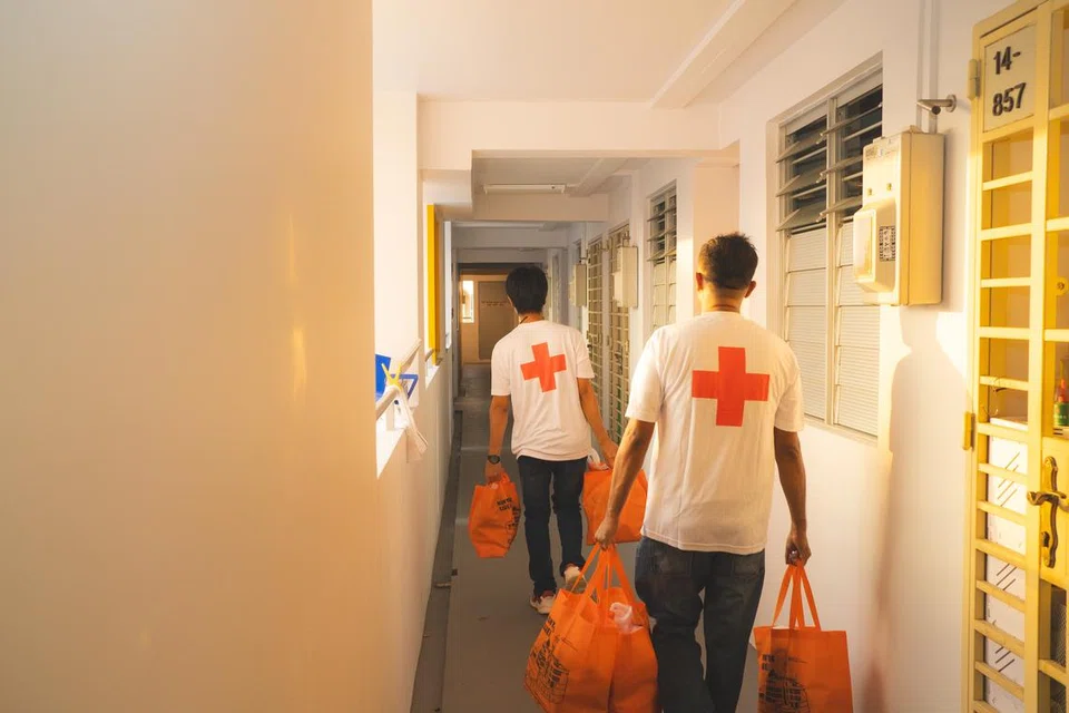 Sukarelawan SRC mengagihkan makanan dan keperluan harian kepada keluarga yang memerlukan. Daya usaha yang dinamakan Projek R.I.C.E merupakan kempen pengumpulan dan pengagihan tahunan seluruh negara yang digerakkan oleh pemimpin belia dari SRC bagi membawa makanan dan keperluan harian kepada keluarga yang memerlukan.