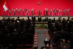 Ketua Hakim Sundaresh Menon (tengah, gambar sisipan) dan ahli-ahli Mahkamah Tinggi pada majlis tahunan di auditorium Mahkamah Tinggi bagi menandakan pembukaan tahun undang-undang.