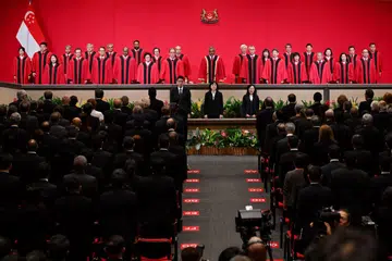 Ketua Hakim Sundaresh Menon (tengah, gambar sisipan) dan ahli-ahli Mahkamah Tinggi pada majlis tahunan di auditorium Mahkamah Tinggi bagi menandakan pembukaan tahun undang-undang.