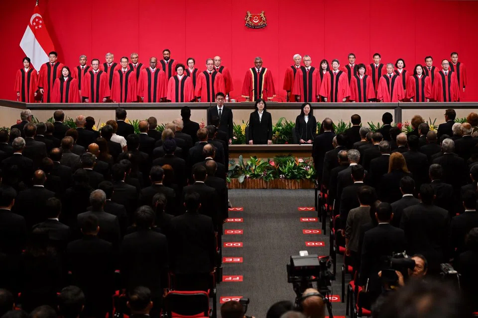 Ketua Hakim Sundaresh Menon (tengah, gambar sisipan) dan ahli-ahli Mahkamah Tinggi pada majlis tahunan di auditorium Mahkamah Tinggi bagi menandakan pembukaan tahun undang-undang.