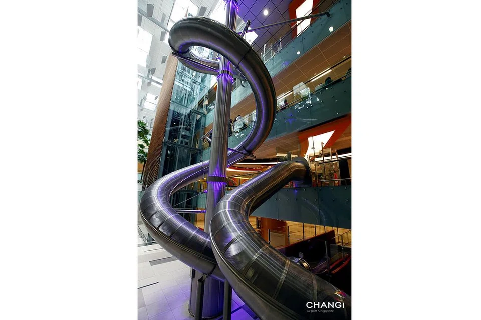 THE SLIDE @ T3: Sementara kaum bapa menghadiri Seminar Kebapaan, ibu dan anak-anak boleh melakukan aktiviti di Lapangan Terbang Changi termasuk turun gelongsor tertinggi di Singapura yang terletak di Terminal 3.